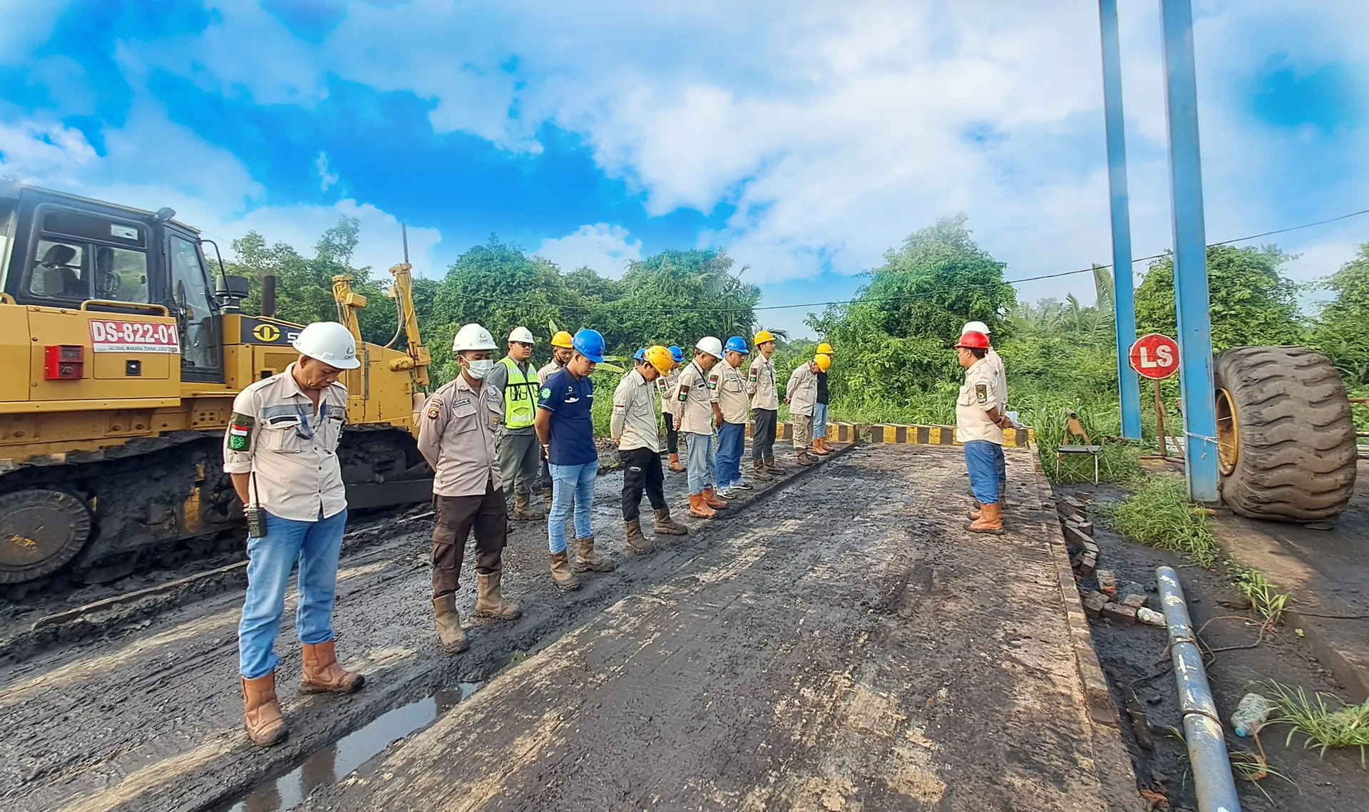 GMT crew during morning safety briefing at site